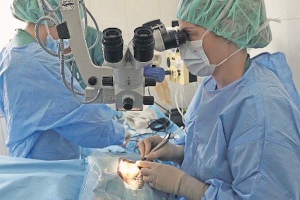 Eye surgery with microscope